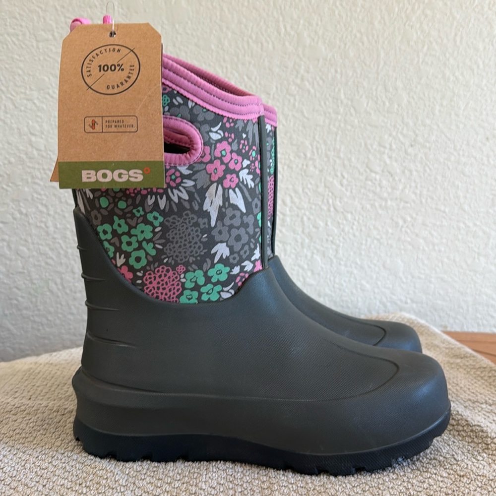 Brand New with Tags! Kids Waterproof and Insulated BOG boots. Size 6.